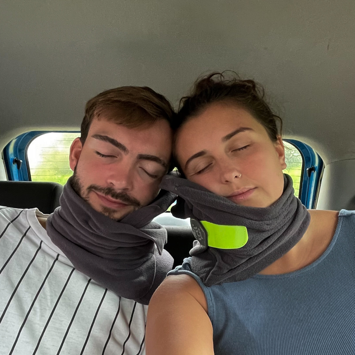 SleepGo™ – Le coussin de voyage qui vous suit partout, pour des siestes sans douleurs.